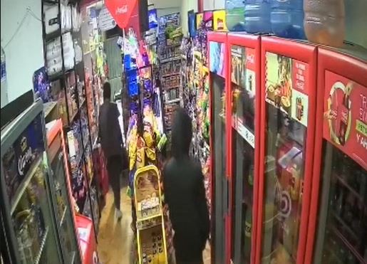VIDEO: Asaltantes amenazan a empleada de tienda para llevarse billetes de 20