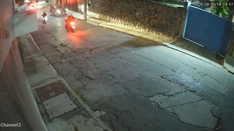 VIDEO: ‘Se les peló’; conductor acelera y logra escapar de criminales en moto