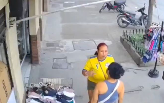 VIDEO: Mujer mata a la supuesta amante de su esposo frente a varias personas