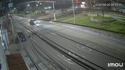 VIDEO: Conductor en un Camaro se pasa el alto, deja grave a un hombre y huye
