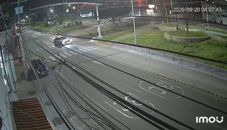 VIDEO: Conductor en un Camaro se pasa el alto, deja grave a un hombre y huye