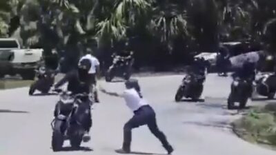 VIDEO: Biker en rodada arrolla a mujer policía, cae y termina detenido