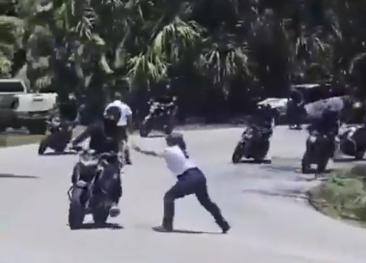 VIDEO: Biker en rodada arrolla a mujer policía, cae y termina detenido