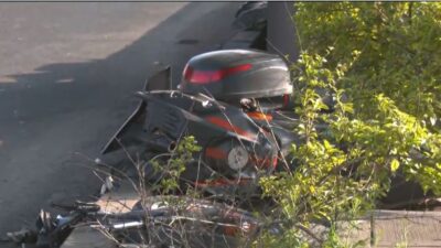 TRAGEDIA: Motociclista es aventado por un auto y muere contra una columna