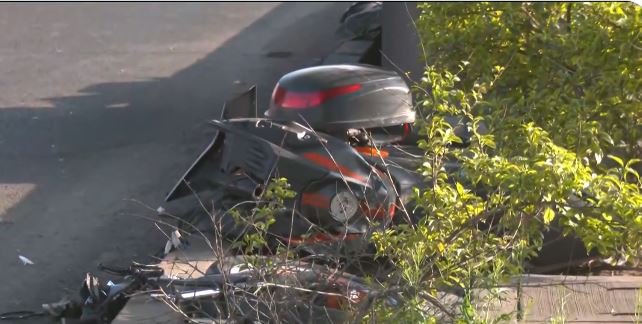 TRAGEDIA: Motociclista es aventado por un auto y muere contra una columna