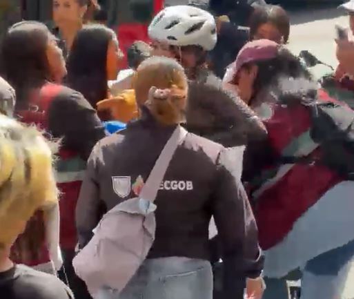 VIDEO: Empleadas de gobierno agreden a mujer ciclista y le quitan su bici