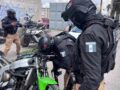 VIDEO: Policías de Toluca aseguran motocicletas robadas y detienen a 10 personas