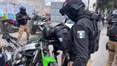 VIDEO: Policías de Toluca aseguran motocicletas robadas y detienen a 10 personas