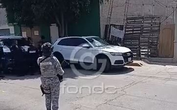 URGENTE: Rafaguean a dos hombres en una camioneta y uno muere en Edomex