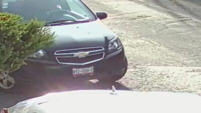 VIDEO: Conductora no pone el freno de mano, provoca choque y huye