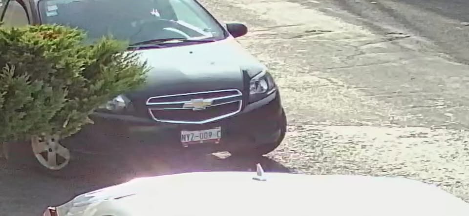 VIDEO: Conductora no pone el freno de mano, provoca choque y huye