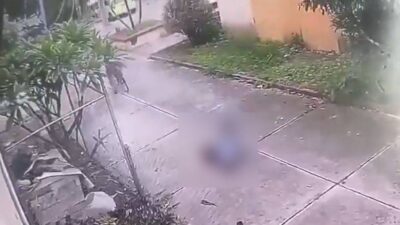 VIDEO: Ratero ataca a una abuelita y la derriba para quitarle su cadena
