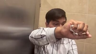 VIDEO: ‘¡Dime tu nombre!’; sujeto es encontrado escondido en el baño de mujeres de una plaza