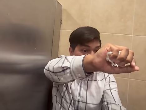 VIDEO: ‘¡Dime tu nombre!’; sujeto es encontrado escondido en el baño de mujeres de una plaza