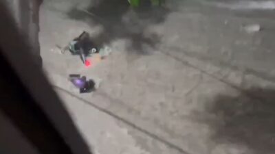 VIDEO: Motociclista desaparece tras ser arrastrado por la fuerte corriente