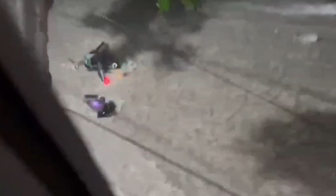 VIDEO: Motociclista desaparece tras ser arrastrado por la fuerte corriente