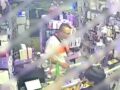 VIDEO: ‘¡Ven acá!’; pervertido roba lubricantes, ‘juguetes’ y pastillas de una sex shop
