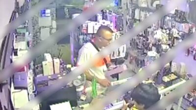 VIDEO: ‘¡Ven acá!’; pervertido roba lubricantes, ‘juguetes’ y pastillas de una sex shop