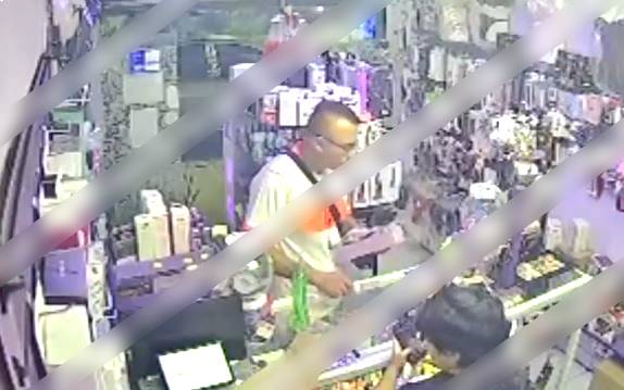 VIDEO: ‘¡Ven acá!’; pervertido roba lubricantes, ‘juguetes’ y pastillas de una sex shop