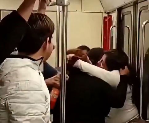 VIDEO: ‘¡Sáquenlas!’; mujeres se dan con todo dentro de un vagón del Metro