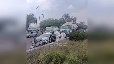 URGENTE: Primos iban en motocicleta, los chocó una pipa y uno murió