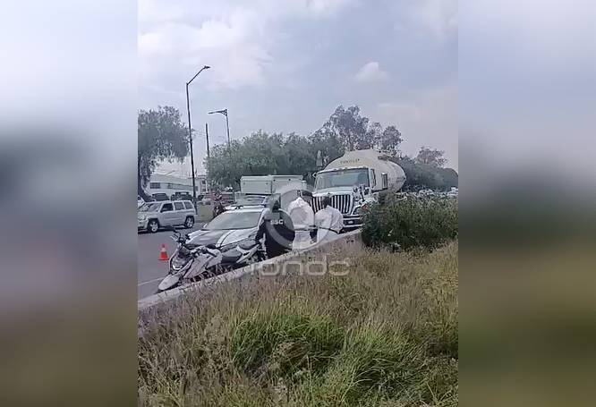 URGENTE: Primos iban en motocicleta, los chocó una pipa y uno murió
