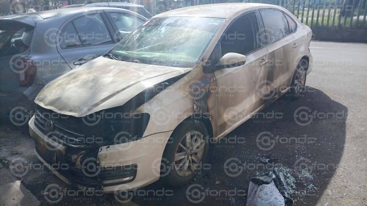 VIDEO. Graban a criminales cuando queman un auto y la fachada de una casa en la CDMX