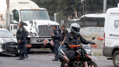 DRAMÁTICO. Tripulante de moto muere edsperando una ambulancia; pipa le pasó encima