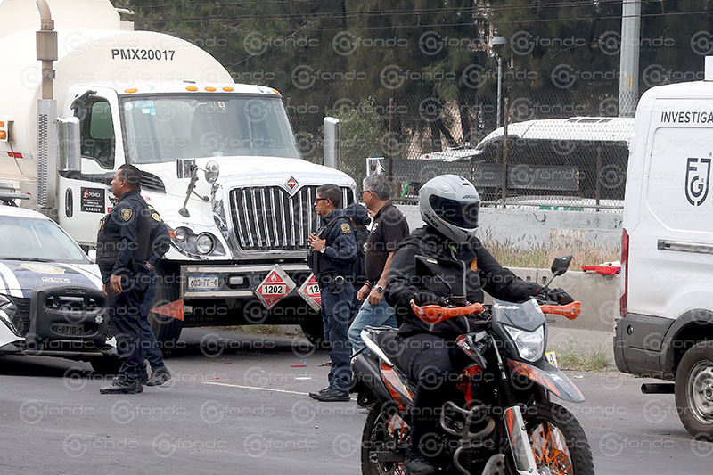 DRAMÁTICO. Tripulante de moto muere edsperando una ambulancia; pipa le pasó encima