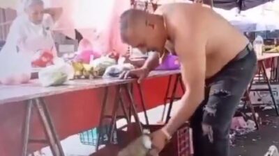 VIDEO: ‘¡Magazo!’; tianguista pesa la fruta y verdura en su báscula invisible
