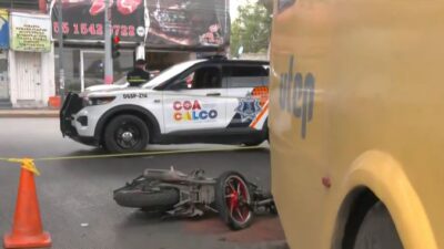 TRAGEDIA: Motociclista invade carril confinado y se mata contra un camión