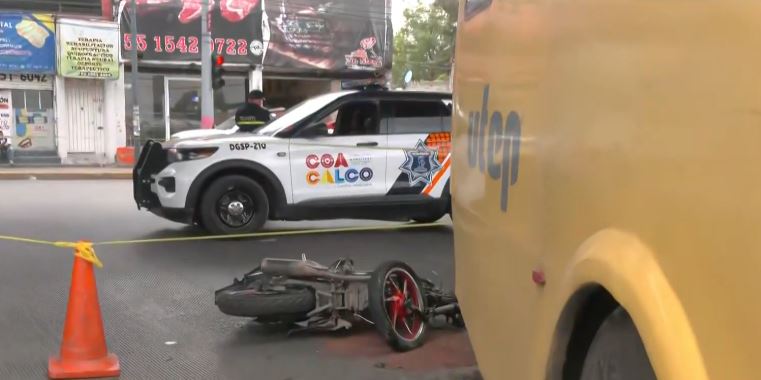 TRAGEDIA: Motociclista invade carril confinado y se mata contra un camión