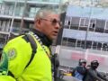 VIDEO: Choferes de camiones rompen cristales a un conductor y policías los protegen