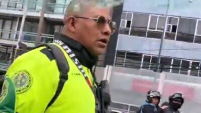 VIDEO: Choferes de camiones rompen cristales a un conductor y policías los protegen