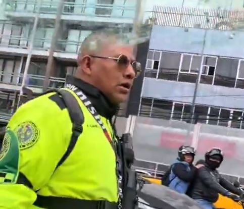 VIDEO: Choferes de camiones rompen cristales a un conductor y policías los protegen