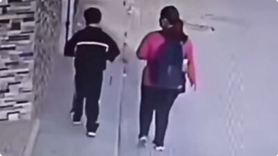 VIDEO: Niño intenta defender a su mamá de un par de asaltantes