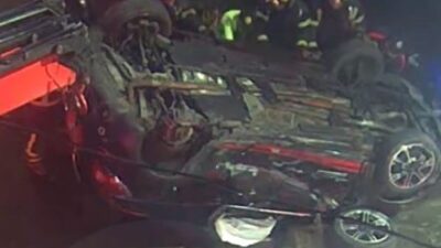 VIDEO: Mujeres en un auto fuera de control se estrellan contra puestos semifijos