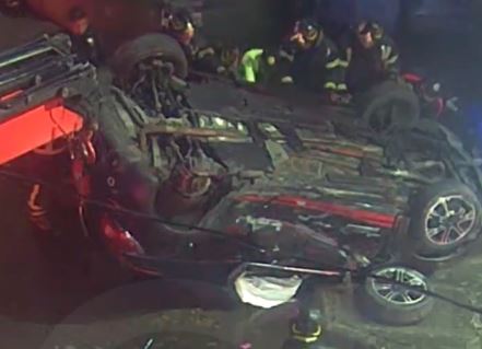 VIDEO: Mujeres en un auto fuera de control se estrellan contra puestos semifijos