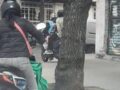 VIDEO: ‘Motosimios’ circulan por la banqueta y ponen en riesgo a varias personas
