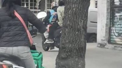 VIDEO: ‘Motosimios’ circulan por la banqueta y ponen en riesgo a varias personas