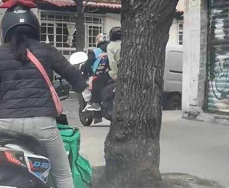 VIDEO: ‘Motosimios’ circulan por la banqueta y ponen en riesgo a varias personas