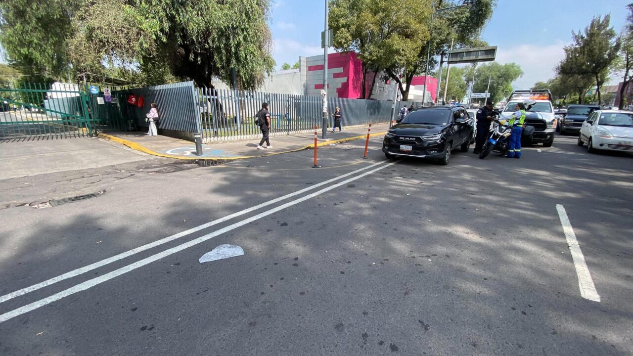 VIDEO. Empleada del IMSS arrolla a padre con su bebé y se burla de ellos