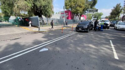 VIDEO. Empleada del IMSS arrolla a padre con su bebé y se burla de ellos
