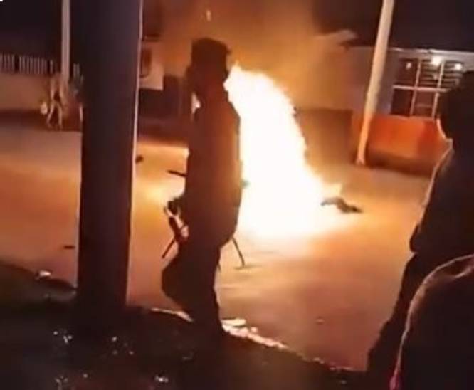 VIDEO. Pobladores acusan a pareja de practicar brujería y los queman vivos