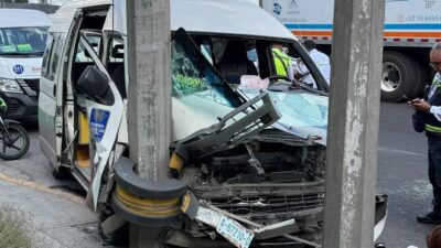 ÚLTIMA HORA: Combi llena de pasajeros queda destrozada en autopista de Edomex