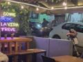 VIDEO. Banda de ‘montachoques’ dan golpiza a conductor; también le robaron sus pertenencias