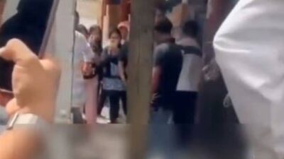 VIDEO: Ladrón de motos recibe severa golpiza de locatarios afuera de un mercado
