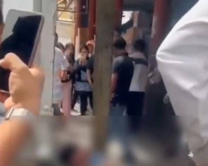 VIDEO: Ladrón de motos recibe severa golpiza de locatarios afuera de un mercado