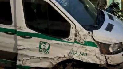 VIDEO: Paramédico borracho choca ambulancia contra varios carros y arrolla a un joven