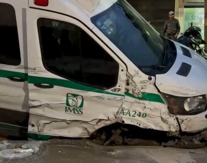 VIDEO: Paramédico borracho choca ambulancia contra varios carros y arrolla a un joven